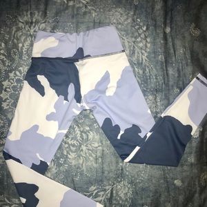 ✨ Never worn! Flywheel Camo workout leggings ✨